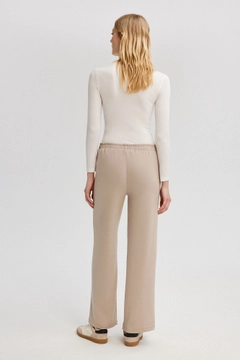 Un mannequin de vêtements en gros porte tou12847-pocket-detailed-elastic-waist-jogger-beige, Pantalon De Survêtement en gros de Touche Prive en provenance de Turquie
