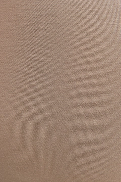 Bir model, Touche Prive toptan giyim markasının tou12847-pocket-detailed-elastic-waist-jogger-beige toptan Eşofman Altı ürününü sergiliyor.