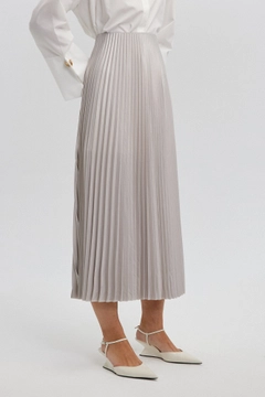 Ένα μοντέλο χονδρικής πώλησης ρούχων φοράει tou12849-pleated-skirt-grey, τούρκικο Φούστα χονδρικής πώλησης από Touche Prive