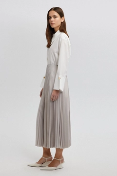 Een kledingmodel uit de groothandel draagt tou12849-pleated-skirt-grey, Turkse groothandel Rok van Touche Prive