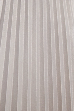 Bir model, Touche Prive toptan giyim markasının tou12849-pleated-skirt-grey toptan Etek ürününü sergiliyor.