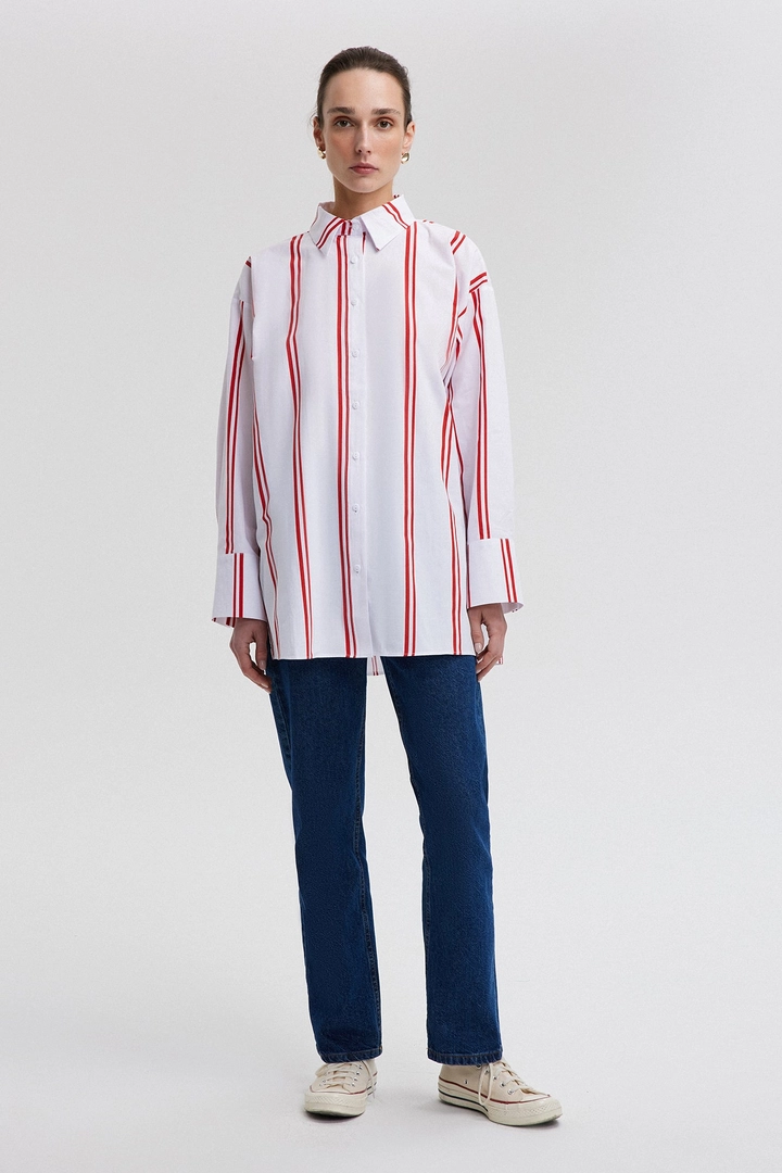 A wholesale clothing model wears tou12850-striped-oversize-shirt-red, Turkish wholesale Shirt of Touche Prive