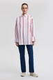 Ein Bekleidungsmodell aus dem Großhandel trägt tou12850-striped-oversize-shirt-red, türkischer Großhandel  von 