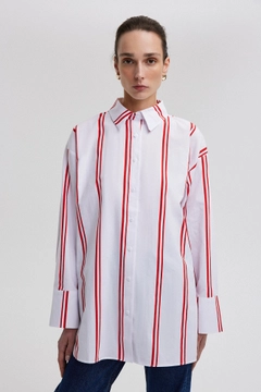 A wholesale clothing model wears tou12850-striped-oversize-shirt-red, Turkish wholesale Shirt of Touche Prive