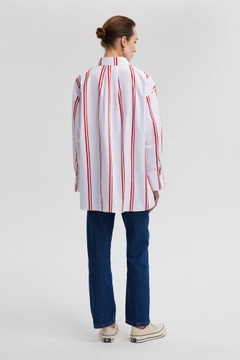 Een kledingmodel uit de groothandel draagt tou12850-striped-oversize-shirt-red, Turkse groothandel Shirt van Touche Prive