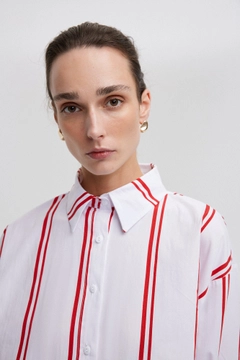 Un mannequin de vêtements en gros porte tou12850-striped-oversize-shirt-red, Chemise en gros de Touche Prive en provenance de Turquie