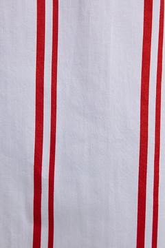 Een kledingmodel uit de groothandel draagt tou12850-striped-oversize-shirt-red, Turkse groothandel Shirt van Touche Prive