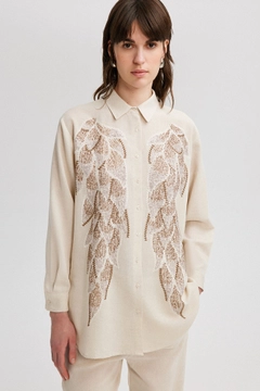 Модел на дрехи на едро носи tou12854-linen-textured-shirt-with-embroidery-cream, турски едро Риза на Touche Prive