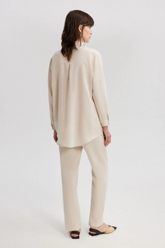 Ένα μοντέλο χονδρικής πώλησης ρούχων φοράει tou12854-linen-textured-shirt-with-embroidery-cream, τούρκικο Πουκάμισο χονδρικής πώλησης από Touche Prive