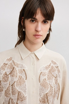 Una modella di abbigliamento all'ingrosso indossa tou12854-linen-textured-shirt-with-embroidery-cream, vendita all'ingrosso turca di Camicia di Touche Prive