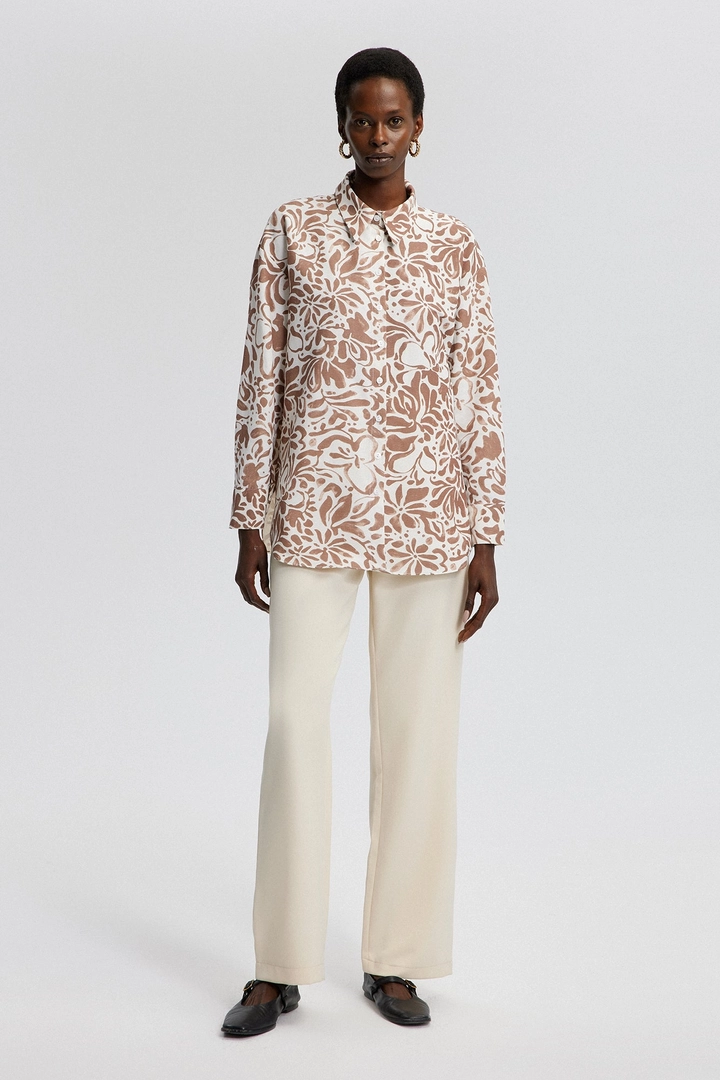 Bir model, Touche Prive toptan giyim markasının tou12855-linen-textured-patterned-shirt-beige toptan Gömlek ürününü sergiliyor.