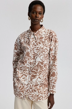 Ένα μοντέλο χονδρικής πώλησης ρούχων φοράει tou12855-linen-textured-patterned-shirt-beige, τούρκικο Πουκάμισο χονδρικής πώλησης από Touche Prive