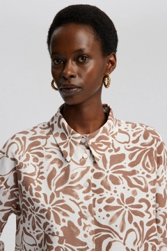 Bir model, Touche Prive toptan giyim markasının tou12855-linen-textured-patterned-shirt-beige toptan Gömlek ürününü sergiliyor.
