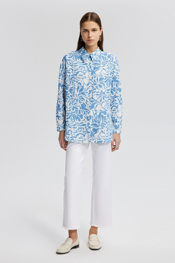 Bir model, Touche Prive toptan giyim markasının tou12857-linen-textured-patterned-shirt-blue toptan Gömlek ürününü sergiliyor.