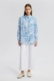 Bir model,  toptan giyim markasının tou12857-linen-textured-patterned-shirt-blue toptan  ürününü sergiliyor.