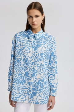 Bir model, Touche Prive toptan giyim markasının tou12857-linen-textured-patterned-shirt-blue toptan Gömlek ürününü sergiliyor.