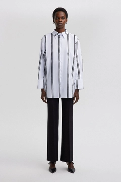 Una modelo de ropa al por mayor lleva tou12858-striped-oversize-shirt-black, Camisa turco al por mayor de Touche Prive