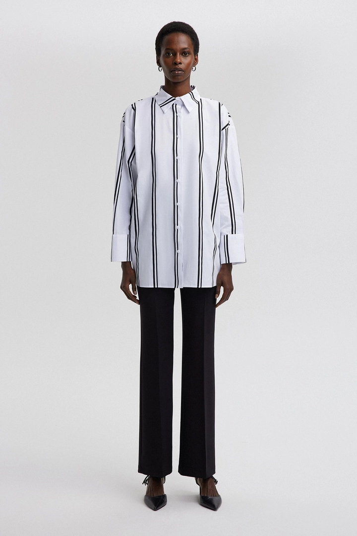 Ein Bekleidungsmodell aus dem Großhandel trägt tou12858-striped-oversize-shirt-black, türkischer Großhandel Hemd von Touche Prive