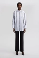 Ein Bekleidungsmodell aus dem Großhandel trägt tou12858-striped-oversize-shirt-black, türkischer Großhandel  von 