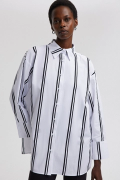 A wholesale clothing model wears tou12858-striped-oversize-shirt-black, Turkish wholesale Shirt of Touche Prive