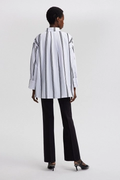 Una modelo de ropa al por mayor lleva tou12858-striped-oversize-shirt-black, Camisa turco al por mayor de Touche Prive