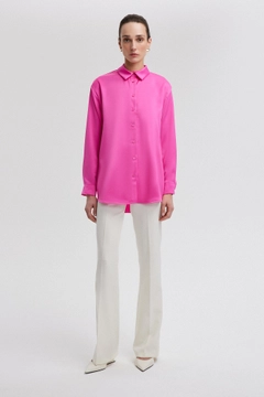 Ένα μοντέλο χονδρικής πώλησης ρούχων φοράει tou12836-satin-textured-shirt-fuchsia, τούρκικο Πουκάμισο χονδρικής πώλησης από Touche Prive
