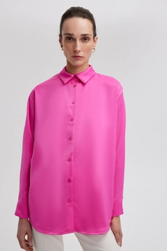 Una modella di abbigliamento all'ingrosso indossa tou12836-satin-textured-shirt-fuchsia, vendita all'ingrosso turca di Camicia di Touche Prive