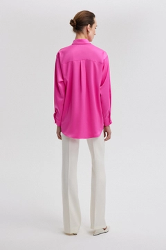 Bir model, Touche Prive toptan giyim markasının tou12836-satin-textured-shirt-fuchsia toptan Gömlek ürününü sergiliyor.