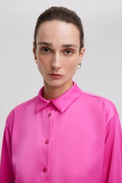 Een kledingmodel uit de groothandel draagt tou12836-satin-textured-shirt-fuchsia, Turkse groothandel Shirt van Touche Prive
