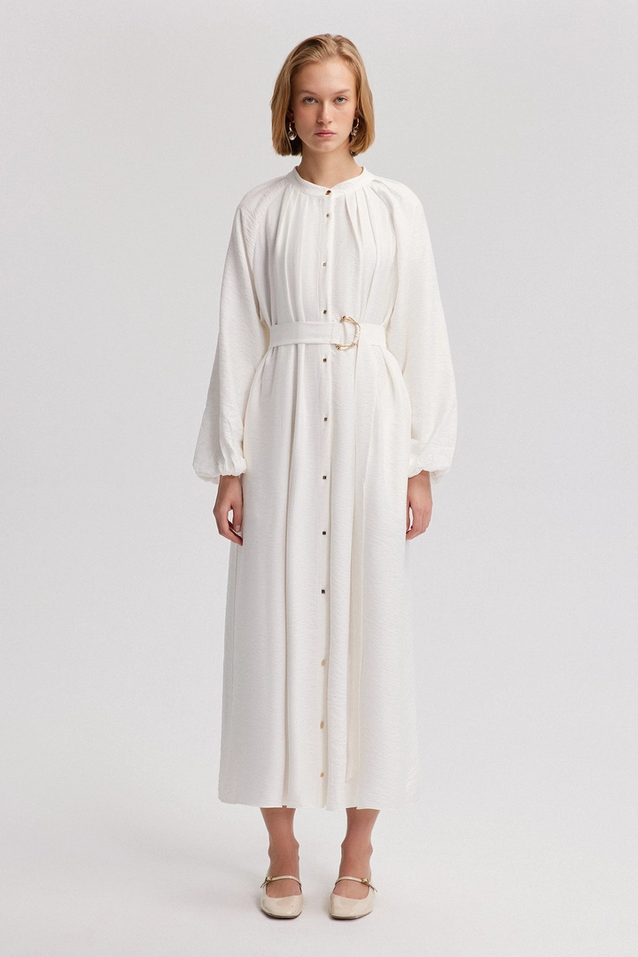 Ein Bekleidungsmodell aus dem Großhandel trägt tou12838-baloon-sleeve-dress-with-belt-detail-ecru, türkischer Großhandel Kleid von Touche Prive