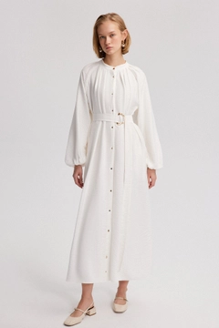 Bir model, Touche Prive toptan giyim markasının tou12838-baloon-sleeve-dress-with-belt-detail-ecru toptan Elbise ürününü sergiliyor.