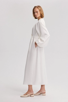 Bir model, Touche Prive toptan giyim markasının tou12838-baloon-sleeve-dress-with-belt-detail-ecru toptan Elbise ürününü sergiliyor.