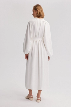 Un model de îmbrăcăminte angro poartă tou12838-baloon-sleeve-dress-with-belt-detail-ecru, turcesc angro Rochie de Touche Prive