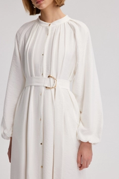 Ένα μοντέλο χονδρικής πώλησης ρούχων φοράει tou12838-baloon-sleeve-dress-with-belt-detail-ecru, τούρκικο Φόρεμα χονδρικής πώλησης από Touche Prive