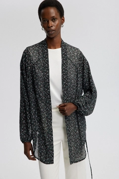 Bir model, Touche Prive toptan giyim markasının tou12863-floral-patterned-chiffon-kimono-black toptan Kimono ürününü sergiliyor.