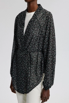 Una modella di abbigliamento all'ingrosso indossa tou12863-floral-patterned-chiffon-kimono-black, vendita all'ingrosso turca di Kimono di Touche Prive