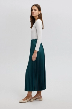 Un mannequin de vêtements en gros porte tou12866-pleated-skirt-green, Jupe en gros de Touche Prive en provenance de Turquie