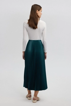 A wholesale clothing model wears tou12866-pleated-skirt-green, Turkish wholesale Skirt of Touche Prive