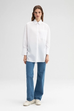 Bir model, Touche Prive toptan giyim markasının 45884 - RELAX FIT POPLIN SHIRT toptan Gömlek ürününü sergiliyor.