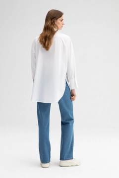 Bir model, Touche Prive toptan giyim markasının 45884 - RELAX FIT POPLIN SHIRT toptan Gömlek ürününü sergiliyor.
