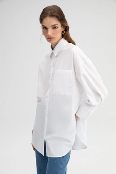 Ein Bekleidungsmodell aus dem Großhandel trägt 45884 - RELAX FIT POPLIN SHIRT, türkischer Großhandel Hemd von Touche Prive