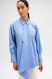 Bir model,  toptan giyim markasının tou10665-asymmetric-poplin-tunic-blue toptan  ürününü sergiliyor.