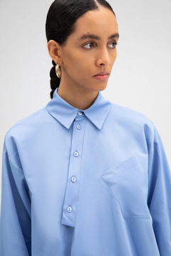 Una modella di abbigliamento all'ingrosso indossa TOU10665 - Asymmetric Poplin Tunic - Blue, vendita all'ingrosso turca di Tunica di Touche Prive