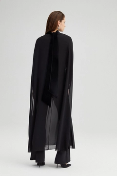 Bir model, Touche Prive toptan giyim markasının TOU11064 - Sleeveless Shiffon Tunic With Neckband - Black toptan Tunik ürününü sergiliyor.
