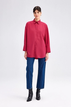 Veleprodajni model oblačil nosi TOU11482 - Relaxed Fit Poplin Shirt - Fuchsia, turška veleprodaja Majica od Touche Prive