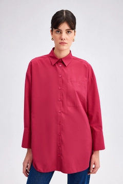 Bir model, Touche Prive toptan giyim markasının TOU11482 - Relaxed Fit Poplin Shirt - Fuchsia toptan Gömlek ürününü sergiliyor.