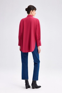 Veleprodajni model oblačil nosi TOU11482 - Relaxed Fit Poplin Shirt - Fuchsia, turška veleprodaja Majica od Touche Prive