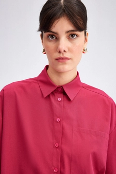Een kledingmodel uit de groothandel draagt TOU11482 - Relaxed Fit Poplin Shirt - Fuchsia, Turkse groothandel Shirt van Touche Prive