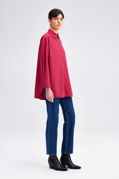 Ένα μοντέλο χονδρικής πώλησης ρούχων φοράει TOU11482 - Relaxed Fit Poplin Shirt - Fuchsia, τούρκικο Πουκάμισο χονδρικής πώλησης από Touche Prive