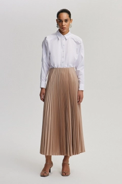 Een kledingmodel uit de groothandel draagt tou12910-pleated-skirt-mink, Turkse groothandel Rok van Touche Prive